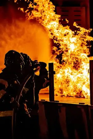 Bombeiros a apagar fogo